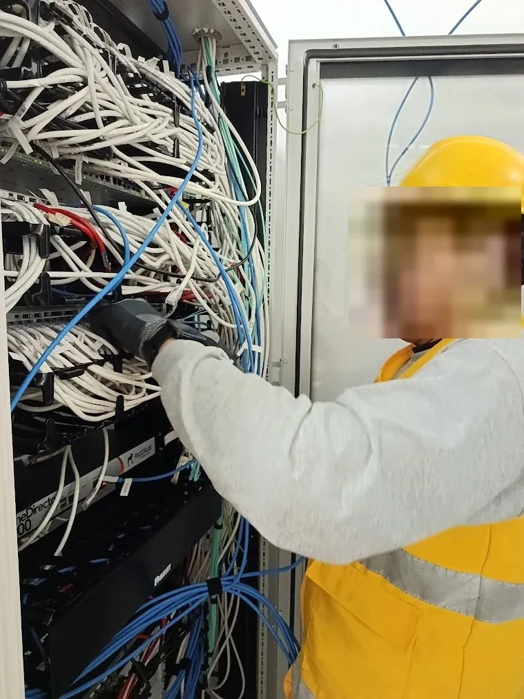 Ordenamiento del cableado de red en gabinete de comunicaciones, foto 2