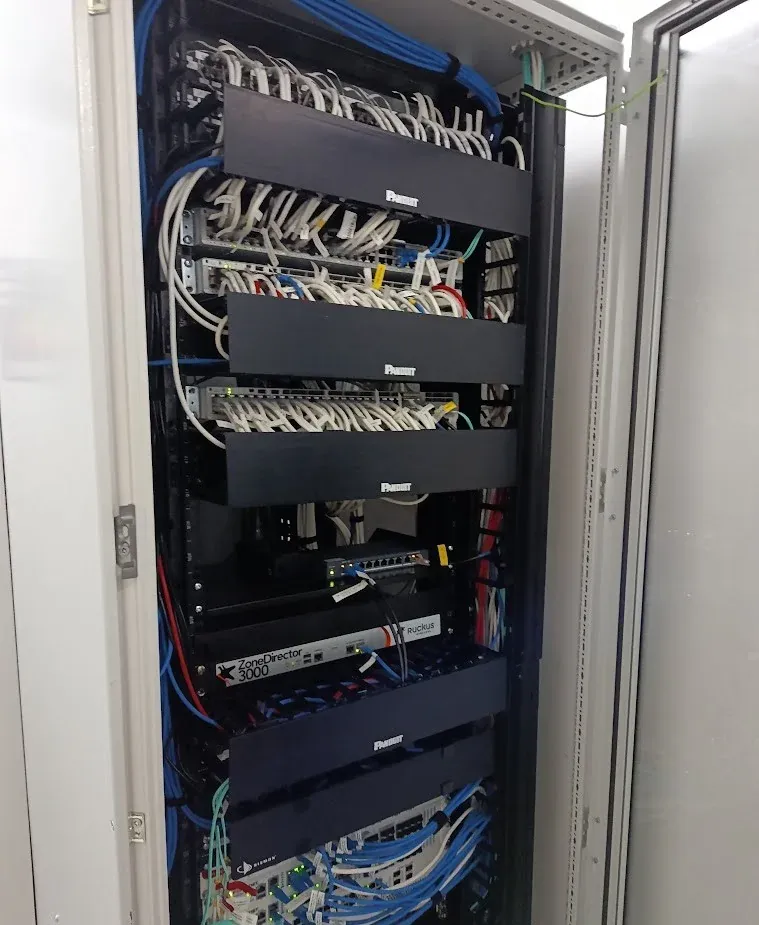 Después: Cableado peinado por niveles, con organizadores Panduit y conexiones etiquetadas.