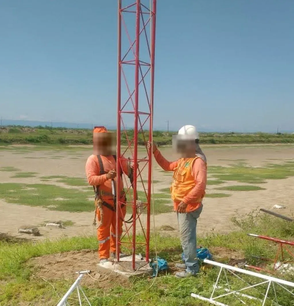 Equipo de Algarso armando una torre de comunicaciones en campo