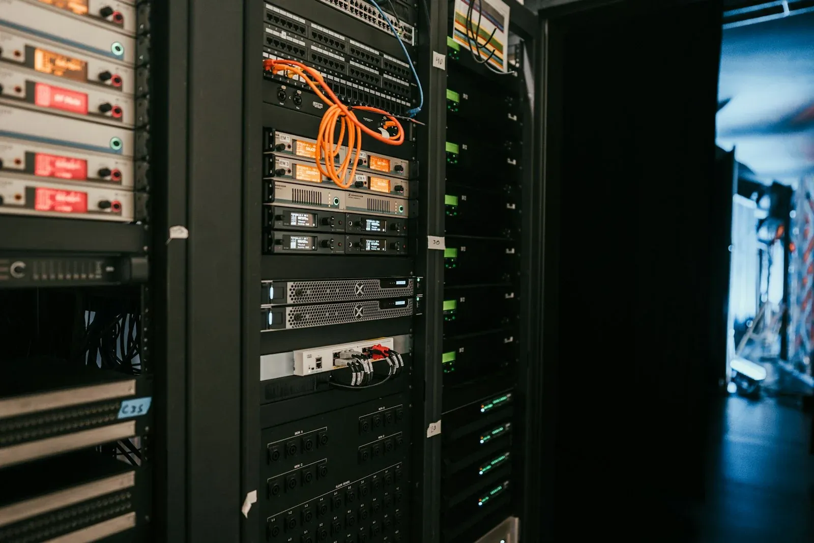 rack con equipos de red
